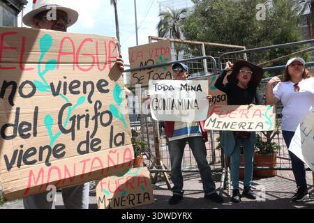 PROTEST GEGEN DAS BERGBAUGESETZ Quito, Donnerstag, 26. Februar 2026 Eine Gruppe von Menschen protestiert vor der Nationalversammlung gegen die Genehmigung der Bergbau- und Energierechnung Fotos API Rolando Enriquez Quito Pichincha Ecuador POL PROTESTAENCONTRADELALEYMINING 2c158460e555f9136673208b79f447d8 Copyright: XENRIQUEZx Stockfoto