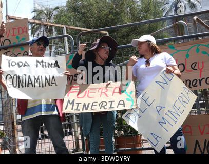 PROTEST GEGEN DAS BERGBAUGESETZ Quito, Donnerstag, 26. Februar 2026 Eine Gruppe von Menschen protestiert vor der Nationalversammlung gegen die Genehmigung der Bergbau- und Energierechnung Fotos API Rolando Enriquez Quito Pichincha Ecuador POL PROTESTAENCONTRADELALEYMINGLAW d82c8974ca06a592e51d6b64eefa1011 Copyright: XENRIQUEZx Stockfoto