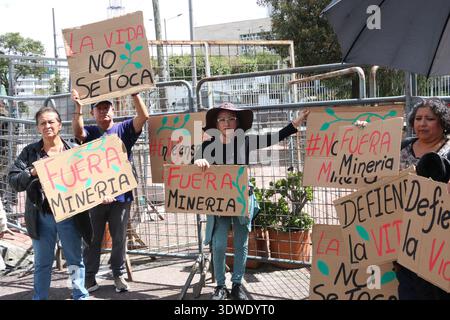 PROTEST GEGEN DAS BERGBAUGESETZ Quito, Donnerstag, 26. Februar 2026 Eine Gruppe von Menschen protestiert vor der Nationalversammlung gegen die Genehmigung der Bergbau- und Energierechnung Fotos API Rolando Enriquez Quito Pichincha Ecuador POL PROTESTAENCONTRADELALEYMINING 1d330524c2bcb3d636b8e7f5ddf6aadb Copyright: XENRIQUEZx Stockfoto