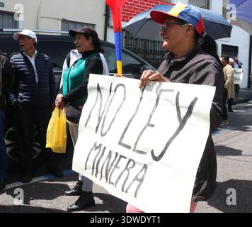PROTEST GEGEN DAS BERGBAUGESETZ Quito, Donnerstag, 26. Februar 2026 Eine Gruppe von Menschen protestiert vor der Nationalversammlung gegen die Genehmigung der Bergbau- und Energierechnung Fotos API Rolando Enriquez Quito Pichincha Ecuador POL PROTESTAENCONTRADELALEYMINING 5a72c75d29d55d17625d1c6e274a943a Copyright: XENRIQUEZx Stockfoto