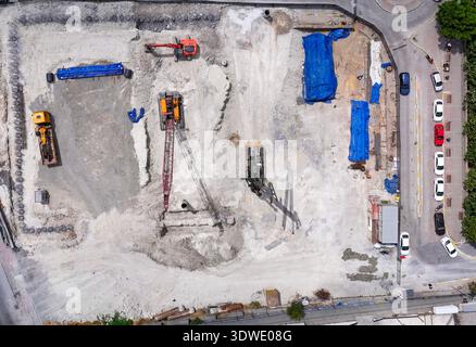 Luftaufnahme einer aktiven Baustelle mit schweren Maschinen und Aushubarbeiten. Der Bereich ist für den Tunnelbau mit Fahrzeugen A vorbereitet Stockfoto