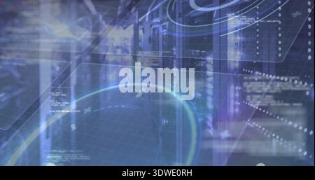 Anzeige zentraler Server-Racks mit holografischen HUD-Overlays im Rechenzentrum mit leuchtenden LEDs Stockfoto