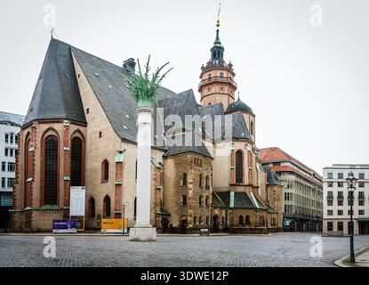 Leipzig, Deutschland - Blick auf den veralteten Stein der Nikolaikirche im Kontrast zur modernen Architektur in einer harmonischen Mischung aus Geschichte und Gegenwart Stockfoto