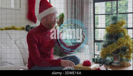 Smartphone halten, Mann in rotem Pullover Santa Hut Brille, holographische AR zu Hause, Kopierraum Stockfoto