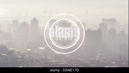 Anzeige des zentrierten HUD mit Ringen und numerischen Anzeigen über der trüben Skyline mit Dächern und Kränen Stockfoto