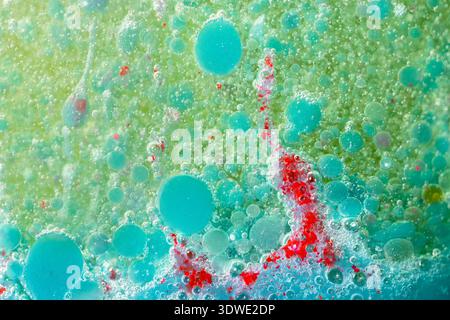 Abstraktes Originalbild mit einer dynamischen Verschmelzung von bunten Blasen. Leuchtende Grün-, Blau- und Rottöne schaffen eine faszinierende künstlerische Landschaft Stockfoto