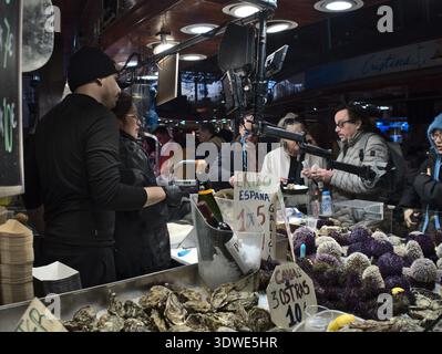Verkaufsstand für Fischhändler von Meeresfrüchten auf dem Lebensmittelmarkt La Boqueria, Barcelona, Spanien Stockfoto