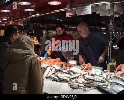 Verkaufsstand für Fischhändler von Meeresfrüchten auf dem Lebensmittelmarkt La Boqueria, Barcelona, Spanien Stockfoto