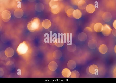 Ein lebendiger abstrakter Bokeh-Hintergrund mit weichen, schimmernden Lichtkreisen in warmen Tönen. Der Unschärfeeffekt erzeugt ein beruhigendes und bezauberndes V Stockfoto