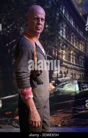 Wachsfigur des US-amerikanischen Schauspielers Bruce Willis als John McClane in Madame Tussauds Budapest, Ungarn. Stockfoto