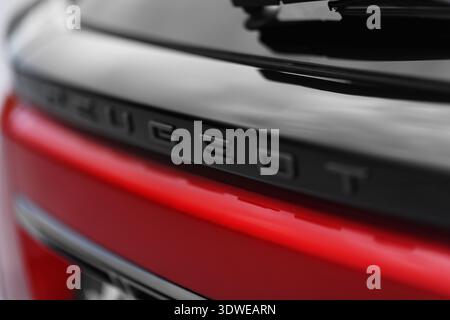 Izmir, Türkei - 15. September 2025: Nahaufnahme des Peugeot-Schriftstücks auf dem Kofferraum des roten Geländewagens 2008. Stockfoto