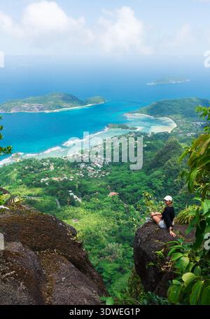 Atemberaubende Aussicht vom Gipfel des Morne Blanc auf den Seychellen. Die üppig grüne Landschaft erstreckt sich bis zum azurblauen Ozean und bietet eine spektakuläre na Stockfoto