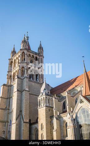 Die atemberaubende Architektur der Kathedrale von Lausanne steht hoch vor einem klaren blauen Himmel. Dieses berühmte Wahrzeichen in Lausanne zeigt gotisches Design, attrac Stockfoto