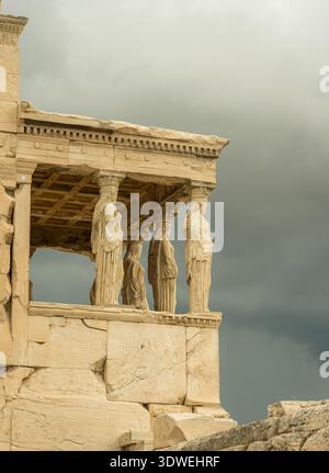 Detaillierte Ansicht der Erechtheion Caryatiden auf der Akropolis von Athen, Griechenland. Diese ikonischen weiblichen Statuen dienen als Säulen und veranschaulichen das antike Gree Stockfoto