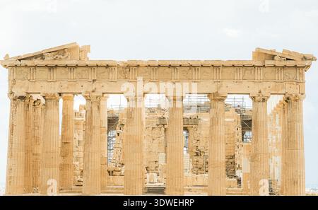 Der berühmte Parthenon-Tempel auf der Akropolis in Athen, Griechenland, steht majestätisch mit seinen alten Säulen und detaillierten Friesen, die vor einem klaren blau stehen Stockfoto