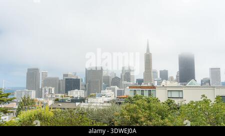 Ein Panoramablick auf die Skyline von San Francisco unter einem bewölkten Himmel mit berühmten Wolkenkratzern und Architektur, während sich die Stadt in Richtung Ho erstreckt Stockfoto