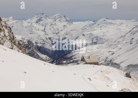 Ruhige Aussicht auf das schneebedeckte Allalinhorn, Rimpfischhorn, Adlerhorn Gipfel mit einer rustikalen Hütte im Vordergrund, die die Ruhe der Alpin einfängt Stockfoto