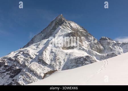 Das atemberaubende Matterhorn in Zermatt, Schweiz, thront majestätisch in den Schweizer Alpen. Es ist ein Symbol für natürliche Schönheit und Abenteuer und fesselt wi Stockfoto