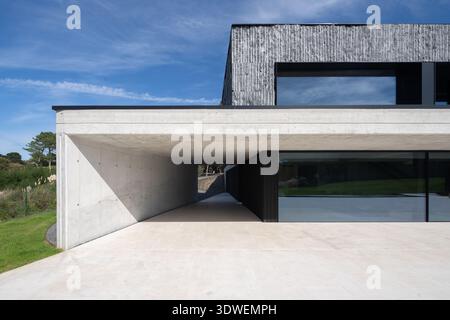 Ein atemberaubendes Beispiel moderner minimalistischer Architektur in Kantabrien, Spanien. Dieses Design vereint minimalen Luxus mit funktionaler Eleganz und zeigt Unschuld Stockfoto