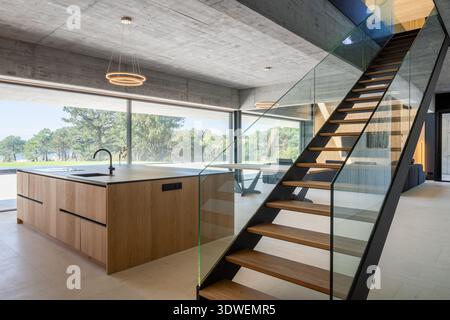 Moderne Architektur trifft minimalen Luxus in diesem Interieur aus Kantabrien, Spanien, mit schlanken Linien, offenen Räumen und eleganten Materialien in einem sophi Stockfoto