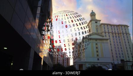 Schwebende, durchscheinende digitale Kugel, die 0s und 1s zwischen Glasfassade und Kuppelturm in der Dämmerung zeigt Stockfoto