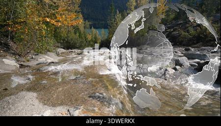 Fließender Gebirgsbach, der sich kräuselt, über das Berggestein im Alpental stürzt, Globus überlagert Stockfoto