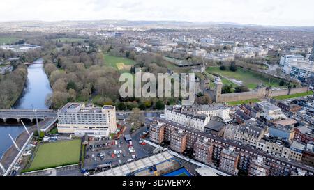 Blick aus der Vogelperspektive auf einen Kanal, der durch den Bute Park mit Cardiff Castle auf der rechten Seite führt. Das Bild zeigt die Mischung aus natürlicher Schönheit und historischem Bogen Stockfoto