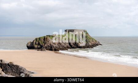Ein malerischer Blick auf St. Catherine's Island und Fort, das sich am Castle Beach in Tenby, Wales, befindet. Die Insel verfügt über eine historische Festung und ist von Th umgeben Stockfoto