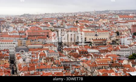 Blick aus der Vogelperspektive auf Lissabons historische Gebäude und die rot gekachelten Dächer vom Schloss Sao Jorge, mit dem Carmo-Kloster im Zentrum. Erleben Sie die Stadt Stockfoto