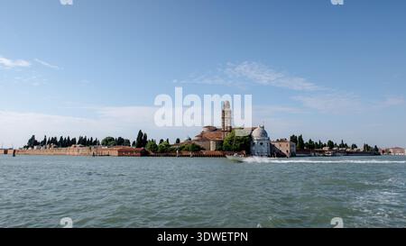 Ein malerischer Blick auf den Friedhof San Michele, eingebettet in die Lagune von Venedig nach Murano, Italien. Umgeben von ruhigem Wasser, das hier Stockfoto
