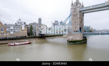 Luftdrohnenaufnahme der berühmten Tower Bridge über die Themse in London. Dieses Bild zeigt die detaillierte Architektur und das lebendige ci Stockfoto