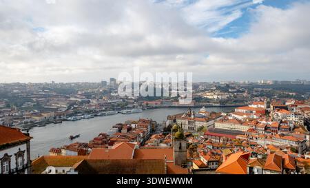 Wunderschöner Panoramablick auf Porto, den Fluss Douro und Vila Nova de Gaia, von der historischen Kathedrale SE aus. Rote Dächer, gewundener Fluss und Stadt Stockfoto