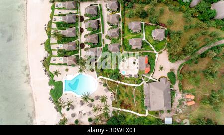 Blick aus der Vogelperspektive auf ein luxuriöses Strandresort in Kiwengwa, Sansibar, Tansania, perfekt für einen Flitterwochenurlaub mit tropischen Gärten, atemberaubendem Strand, A Stockfoto