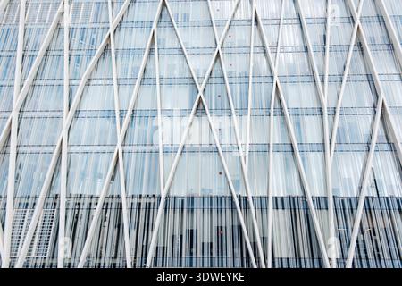 Abstrakte architektonische Details eines zeitgenössischen Gebäudes mit geometrischem Muster aus weißen Balken an einer Glasvorhangwand Stockfoto