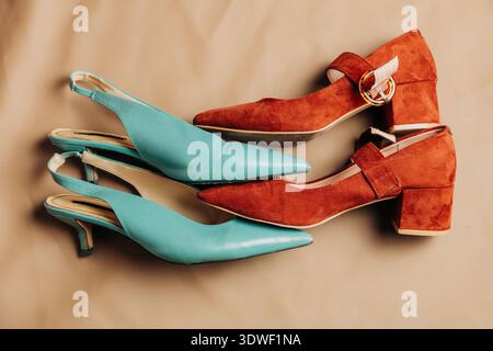 Ein lebhaftes Paar Vintage-Schuhe, elegant auf einem neutralen Hintergrund. Die Blau- und Rottöne stehen in einem schönen Kontrast und zeigen eine stilvolle Retro-Optik Stockfoto