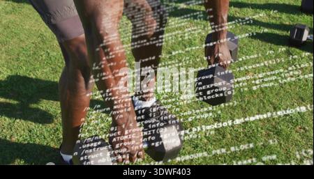 Biegender reifer Mann mit Sechskantgewichten auf Rasen dunkle Shorts weiße Socken Code Overlay Ersatzhantel Stockfoto