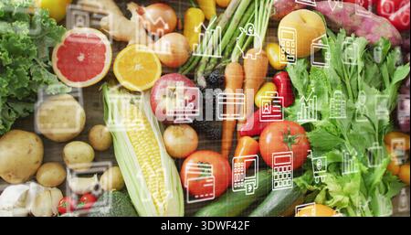 Mit flachem Rahmen auf Holzkiste mit Mais, Tomaten und Datensymbolen Stockfoto