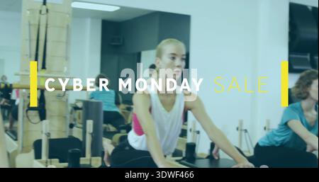 Frau mit rosafarbenem Sport-BH, die Reformer-Übung im Pilates-Studio mit CYBER MONDAY-VERKAUF durchführt Stockfoto