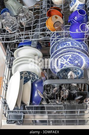 Offener Geschirrspüler mit sauberem Geschirr Stockfoto