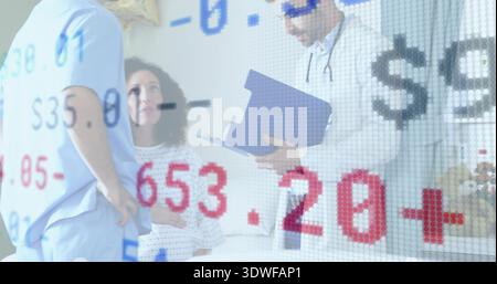 Das Betreuungsteam untersucht den Patienten im Krankenhaus, trägt ein gemustertes Kleid, einen Ticker-Overlay Stockfoto
