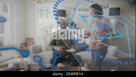 Teilen von Kuchen reifes Paar im Wohnzimmer, Olivhemd rosa Oberseite Geburtstagsbanner AR Overlay Stockfoto