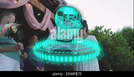 Stehende Braut in weißem Kleid schwörend unter Pergola, Begleiter mit Blumenstrauß, blaues Hologramm Stockfoto