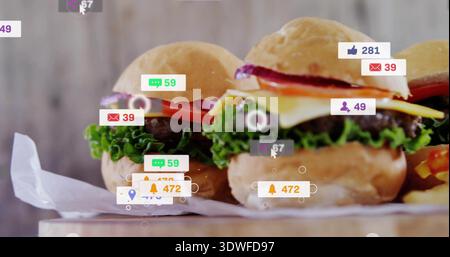 Drei Schieberegler mit Salat, Tomate und Käse auf Holzbrett, mit digitalen Abzeichen Stockfoto