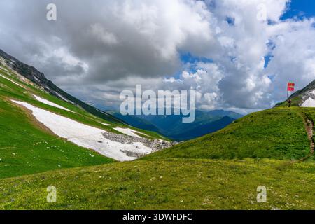 Gruppe von verschiedenen Touristen oder Wanderern Spaziergänge auf den Bergen Stockfoto