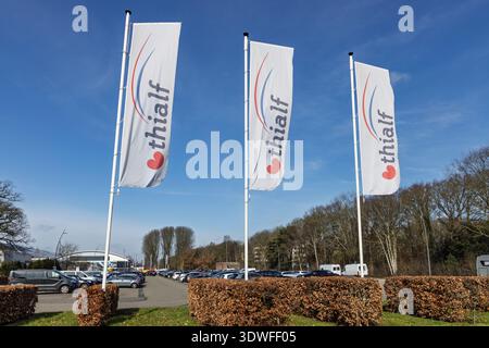 Drei weiße Fahnen mit dem Thialf-Logo, die am 26. februar auf dem Parkplatz der berühmten Eislaufarena in Heerenveen, Niederlande, im Wind winken Stockfoto