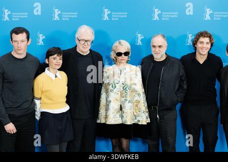 Callum Turner, Elena Anaya, Tracy Letts, Pamela Anderson, Karim Ainouz und Lukas Gage nehmen an den Posen beim Fotobesuch „Rosenstrauchschnitt“ während des 76 Stockfoto