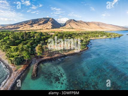 Luftaufnahme der tropischen Küste und der West Maui Mountains, Hawaii, USA Stockfoto