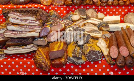 Ein großer Haufen geräucherter Schweinebauch mit Speck Neck Würstchen Fleisch im Butcher Shop Stockfoto