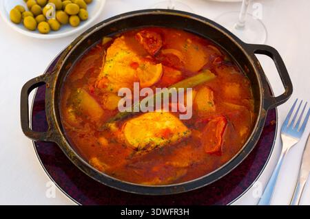 Gebackene Merluse mit Gemüse und Tomatensauce Stockfoto