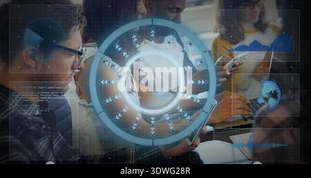 Fünfköpfiges Arbeitsteam in Freizeitkleidung an einem gemeinsamen Arbeitsplatz mit Laptops und HUD-Overlay Stockfoto